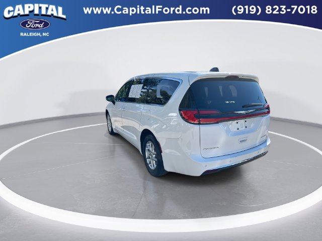 Used 2025 Chrysler Pacifica Select FWD image 6