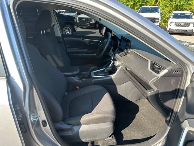 Used 2019 Toyota RAV4 LE FWD image 11