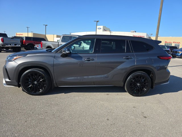 Used 2023 Toyota Highlander XSE FWD image 2