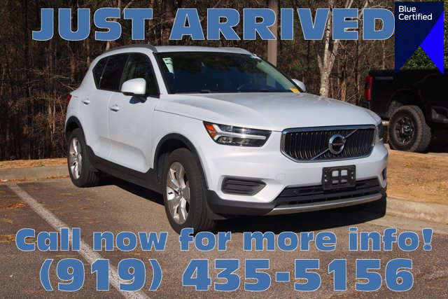 Used 2020 Volvo XC40 T4 Momentum image 1