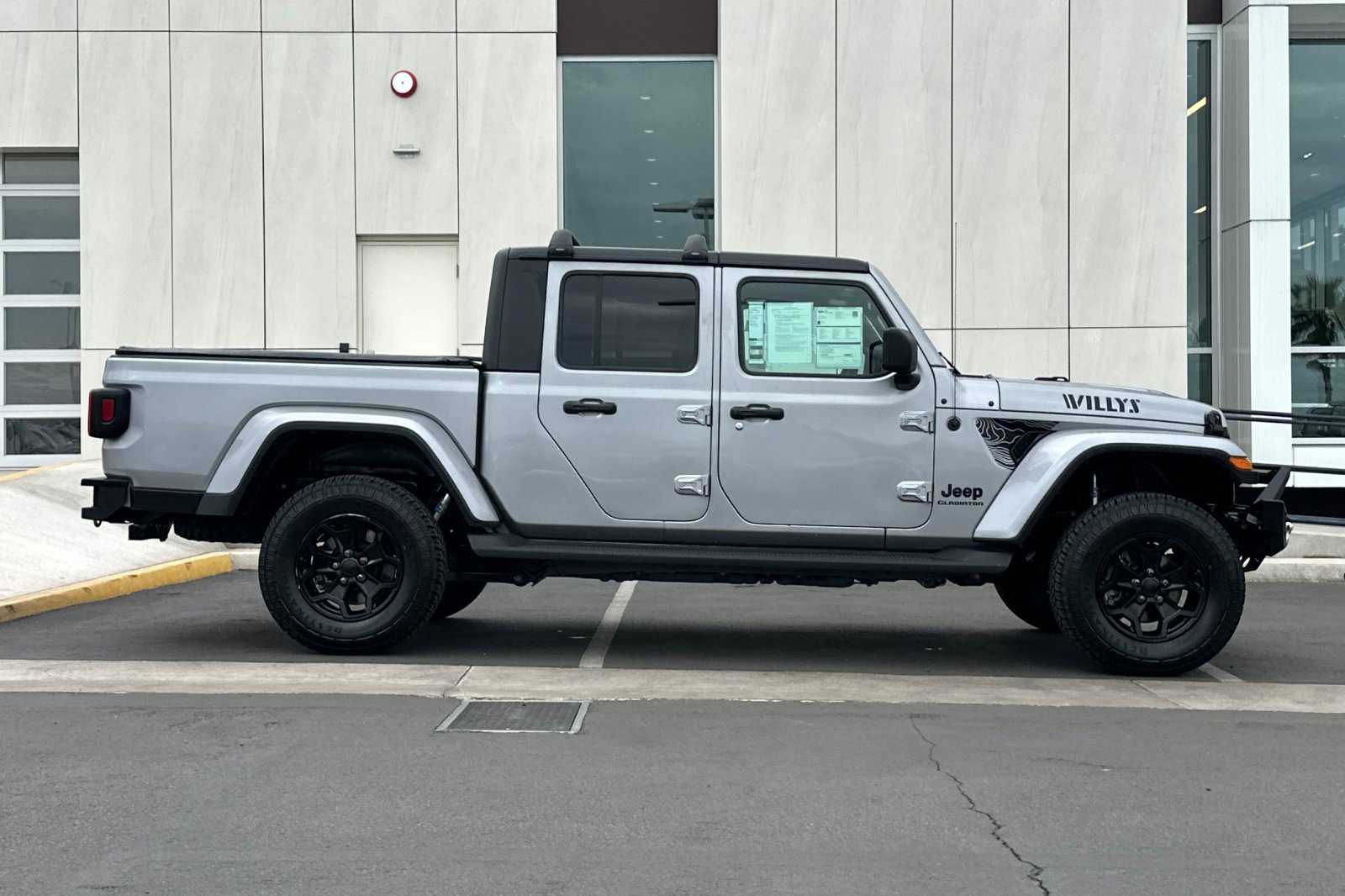 Used 2021 Jeep Gladiator Willys image 2