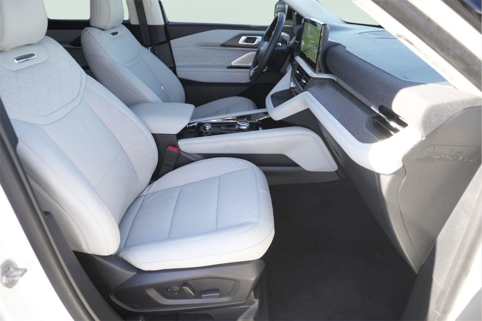 Certified 2025 Ford Explorer Platinum w/ Ultimate Package AWD/4WD image 21