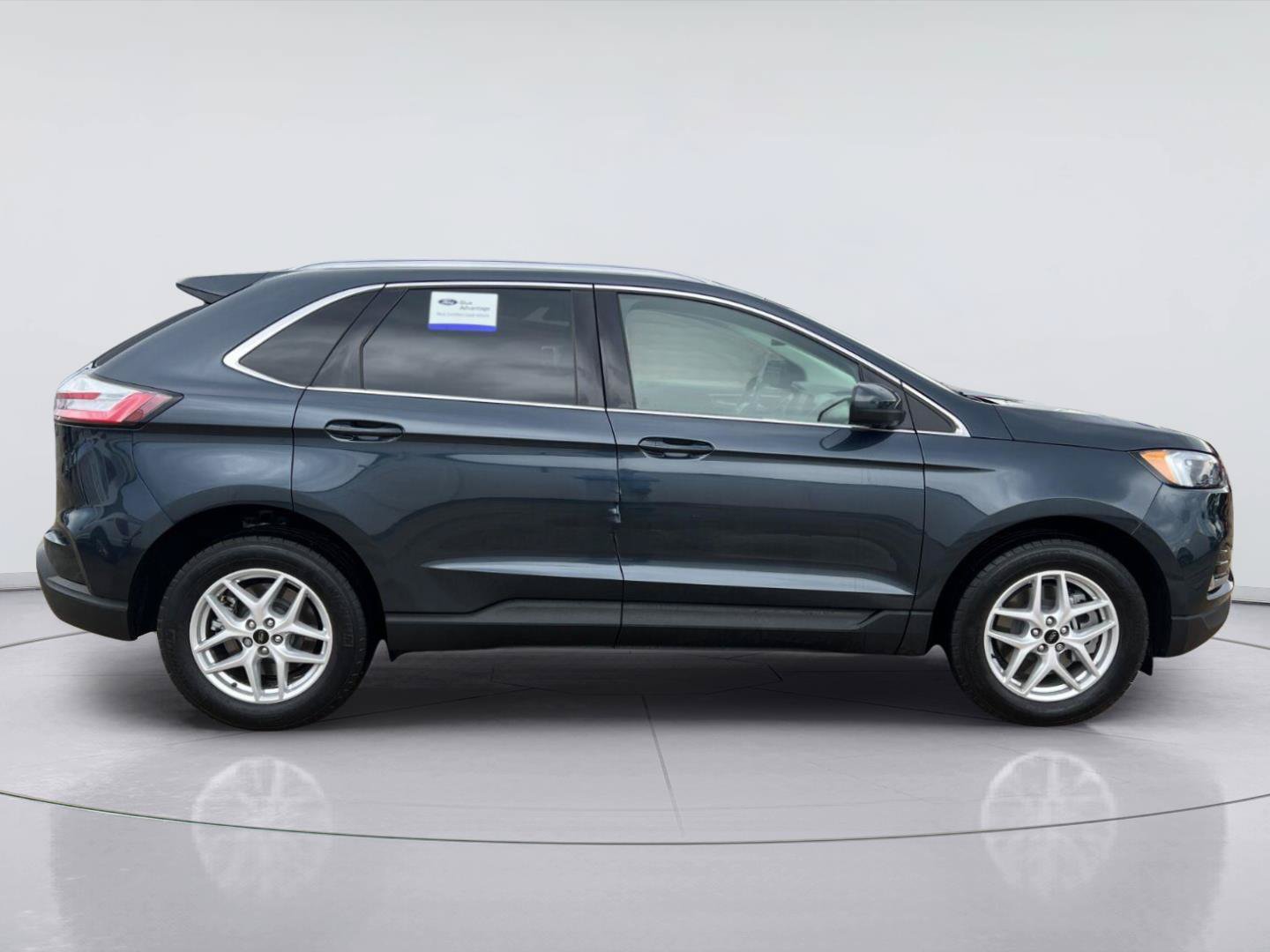 Certified 2024 Ford Edge SEL w/ Convenience Package AWD/4WD image 2