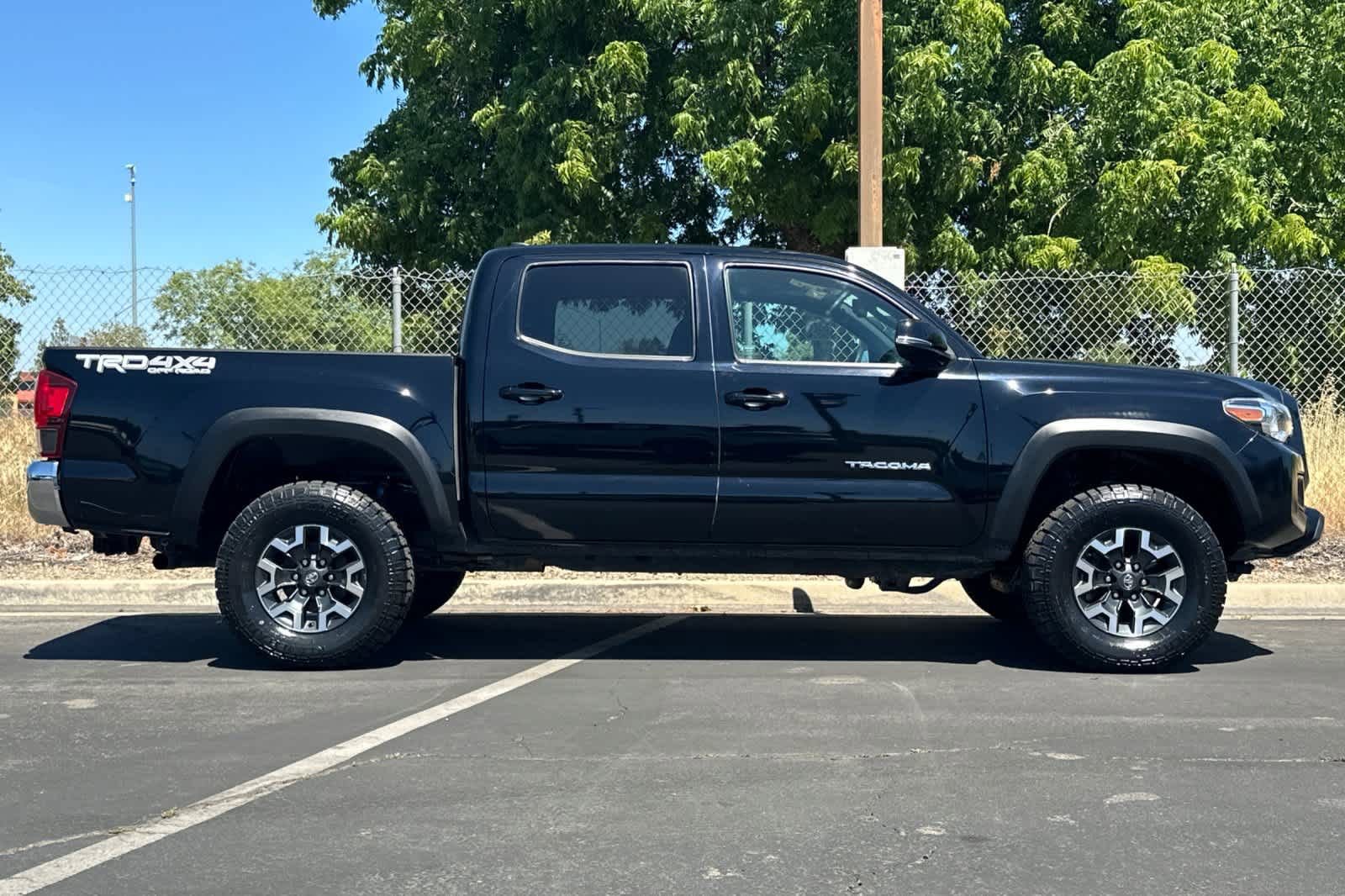 Used 2018 Toyota Tacoma TRD Off-Road AWD/4WD image 9