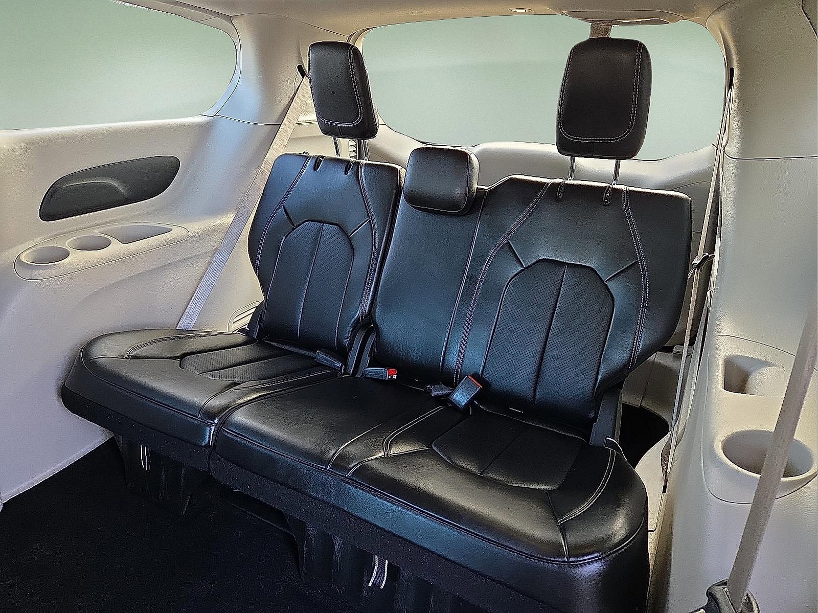 Used 2024 Chrysler Pacifica Touring-L image 10