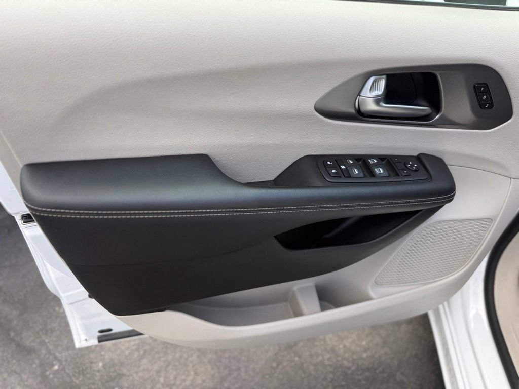 Used 2023 Chrysler Pacifica Touring-L FWD image 10