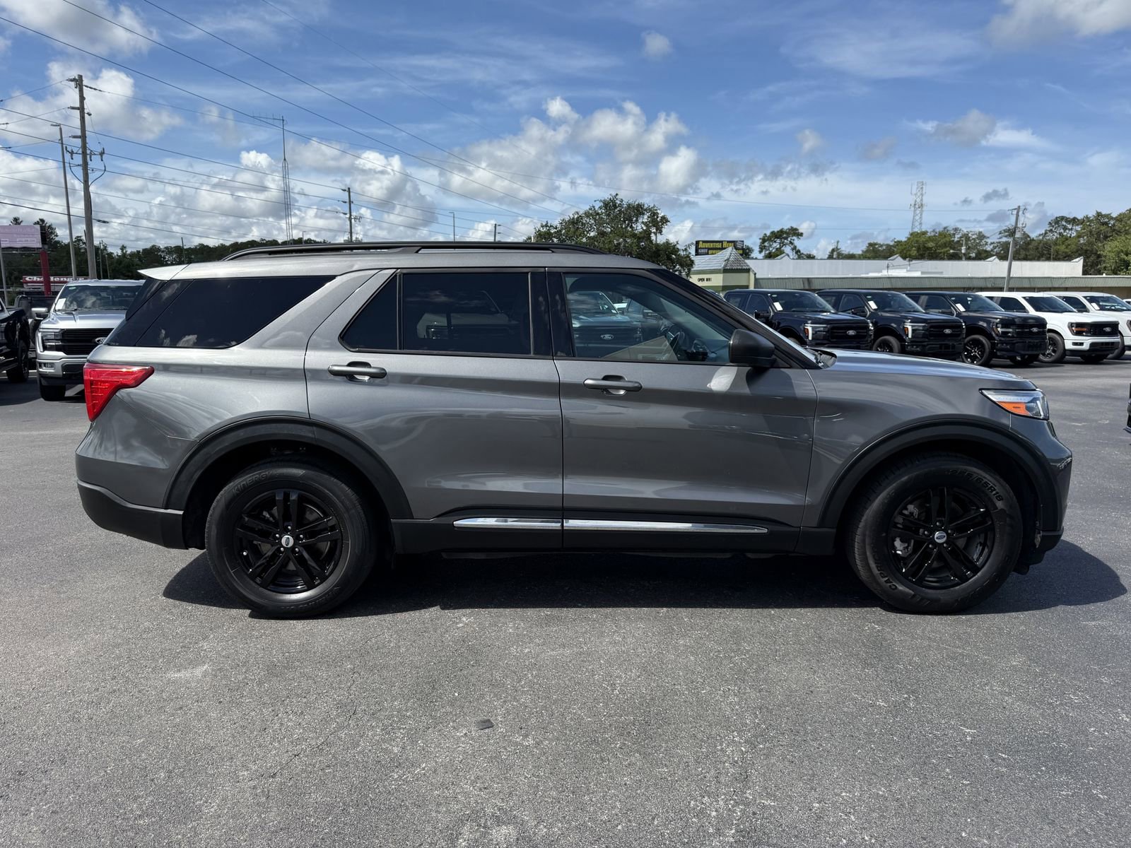 Certified 2023 Ford Explorer XLT RWD image 3