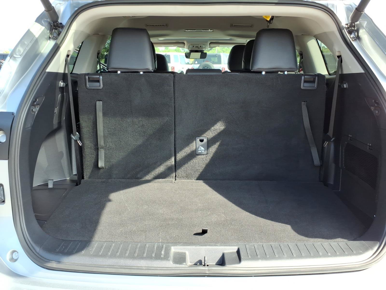 Used 2025 Toyota Highlander XLE AWD/4WD image 17
