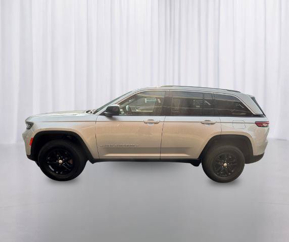 Used 2023 Jeep Grand Cherokee Laredo w/ Luxury Tech Group I AWD/4WD image 9