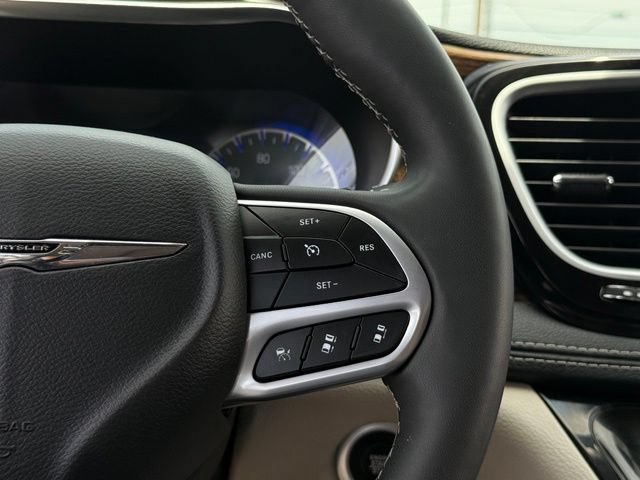 Used 2023 Chrysler Pacifica Limited FWD image 11