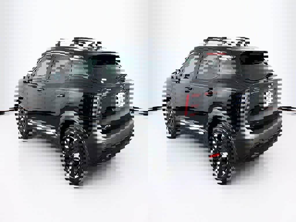 Used 2025 Nissan Kicks SR FWD image 4