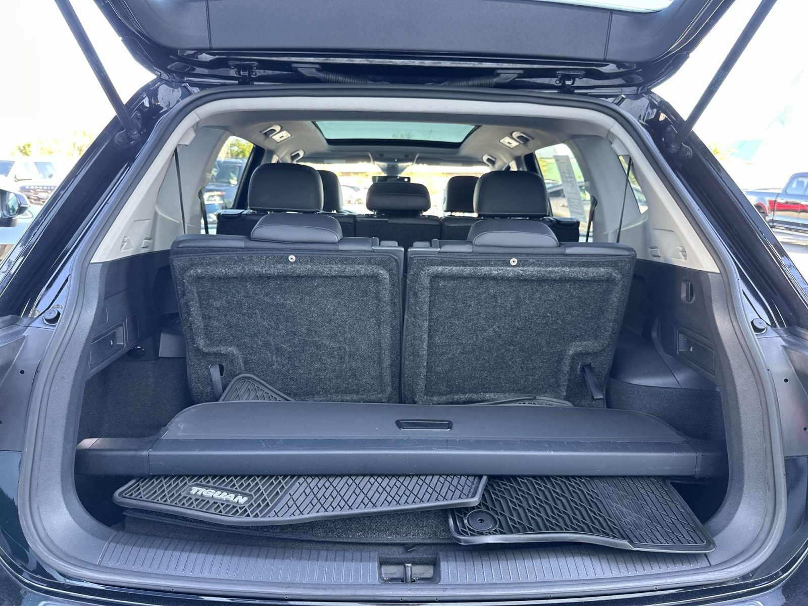 Used 2022 Volkswagen Tiguan SE w/ Panoramic Sunroof Package FWD image 28