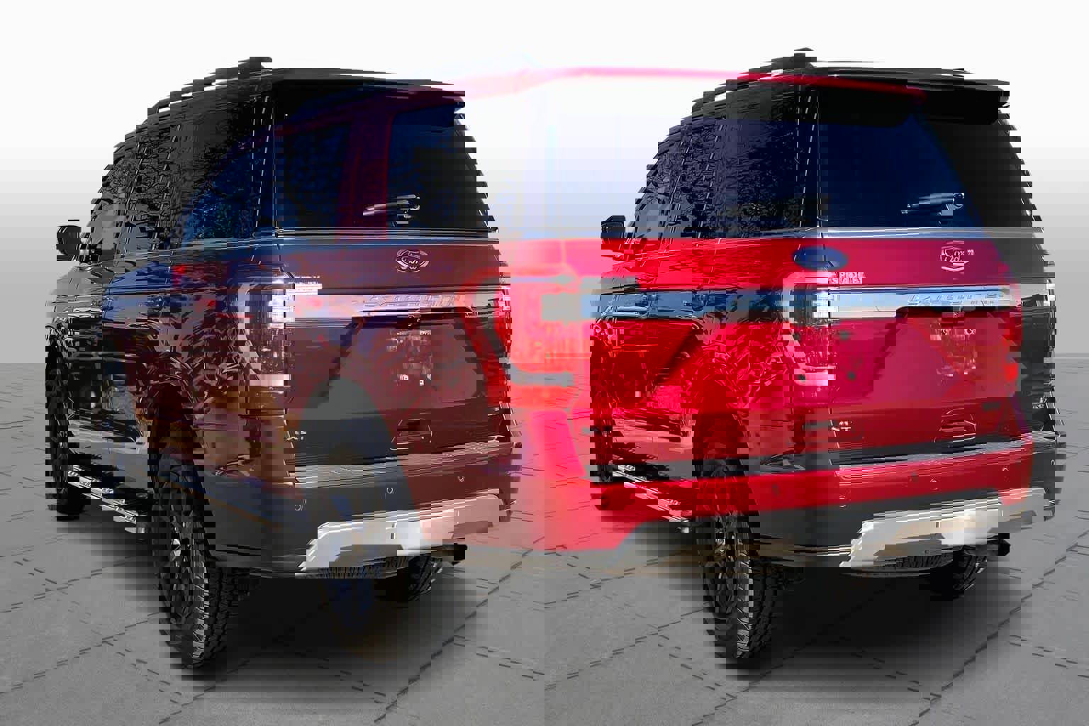 Certified 2019 Ford Expedition XLT w/ Equipment Group 202A image 4