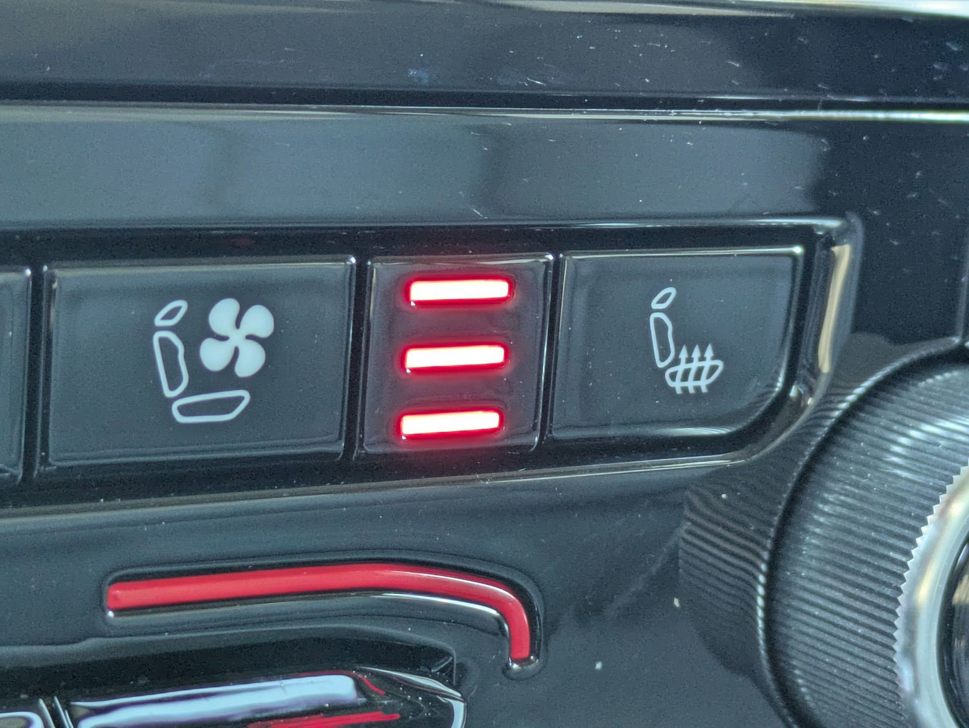 Used 2022 Jeep Grand Cherokee Overland w/ Luxury Tech Group IV image 28