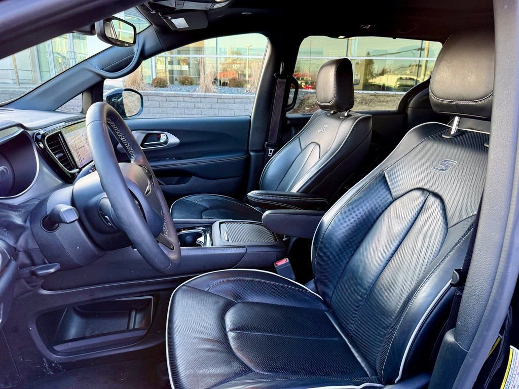 Used 2025 Chrysler Pacifica Limited image 9