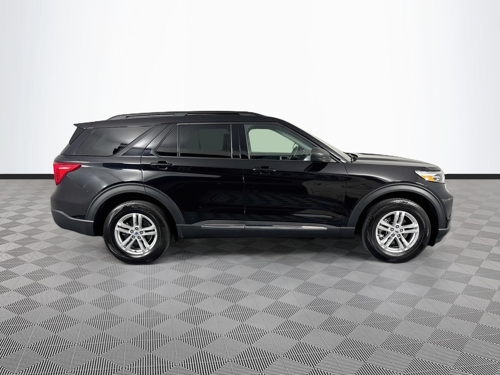 Certified 2023 Ford Explorer XLT w/ Equipment Group 202A AWD/4WD image 8