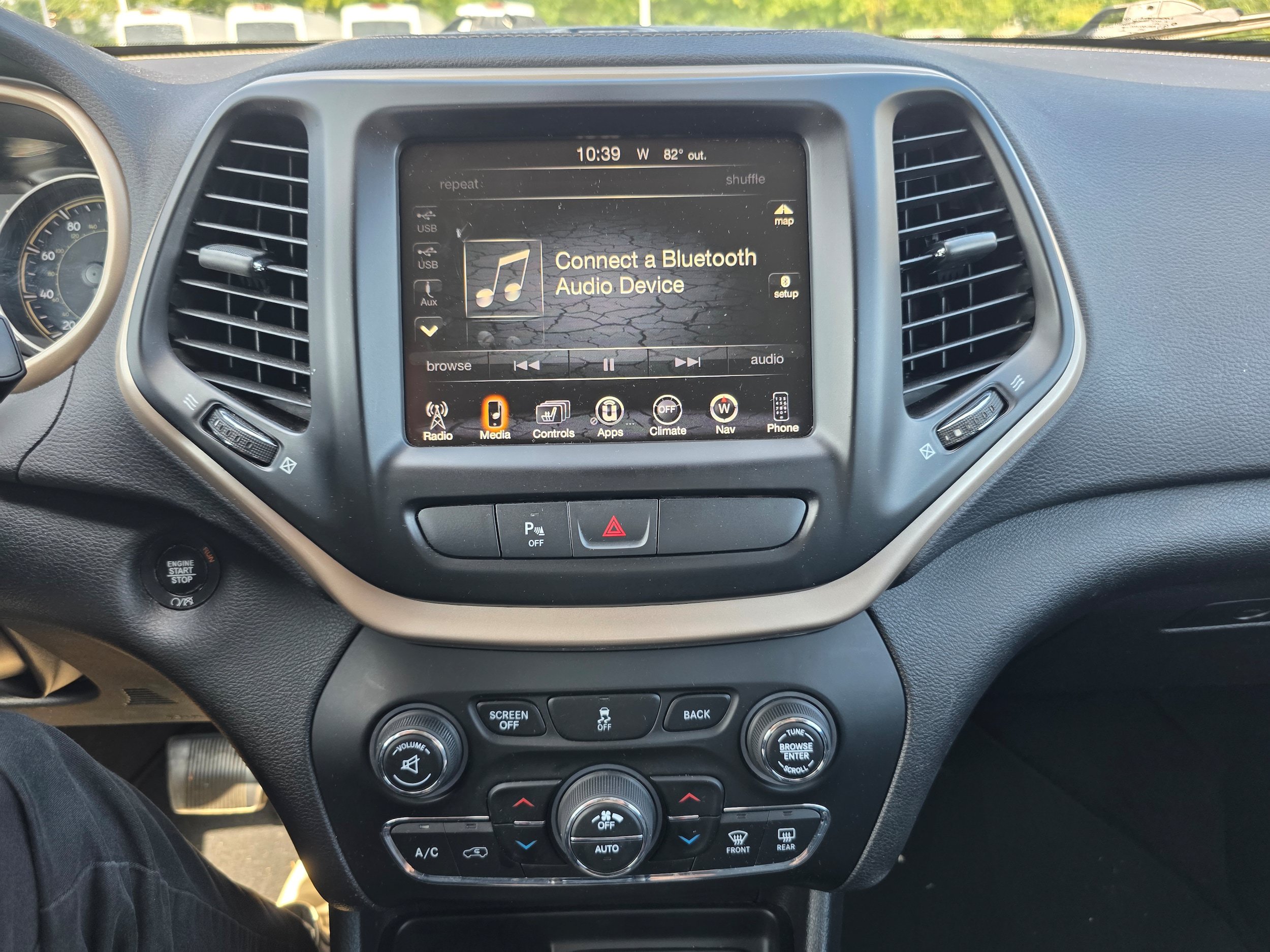 Used 2018 Jeep Cherokee Limited AWD/4WD image 9