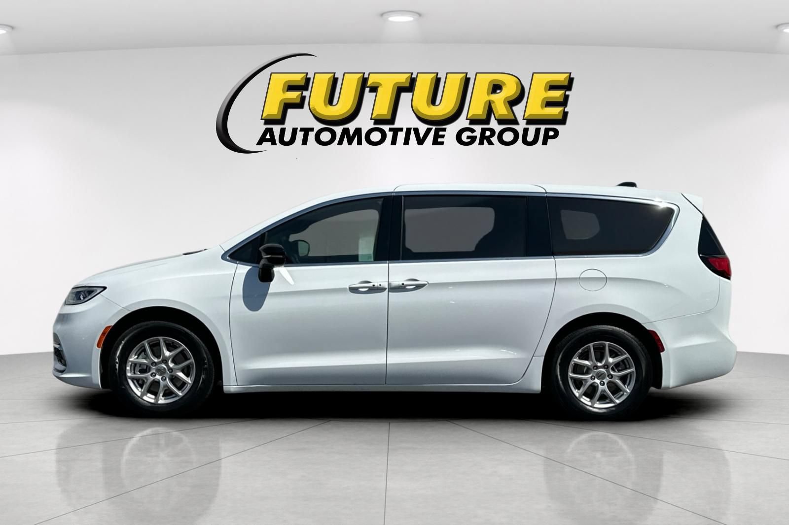 Used 2025 Chrysler Pacifica Select FWD image 6