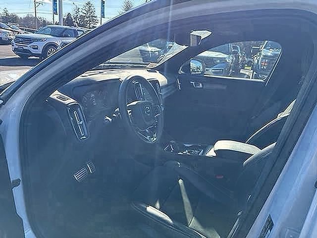 Used 2022 Volvo XC40 T5 R-Design w/ Advanced Package image 26