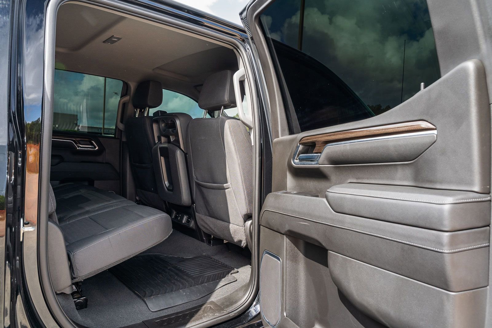 Used 2023 Chevrolet Silverado 1500 LT AWD/4WD image 15