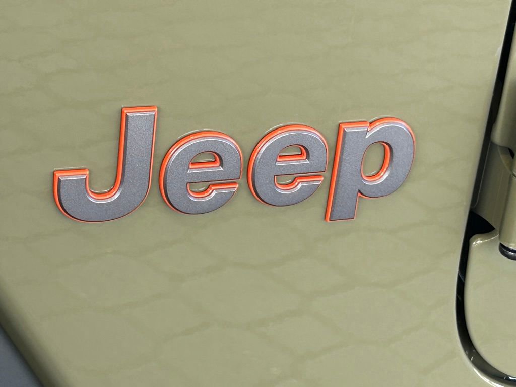 Used 2025 Jeep Gladiator Mojave w/ Safety Group AWD/4WD image 18