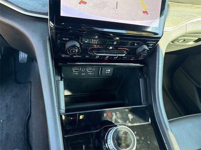 Used 2024 Jeep Grand Cherokee Limited image 14