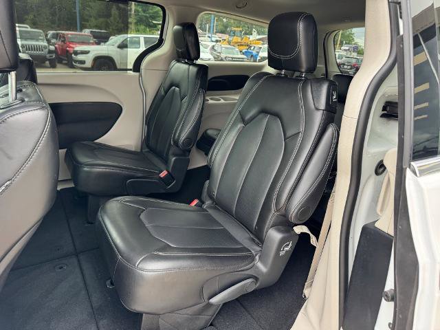 Used 2024 Chrysler Pacifica Touring-L image 9
