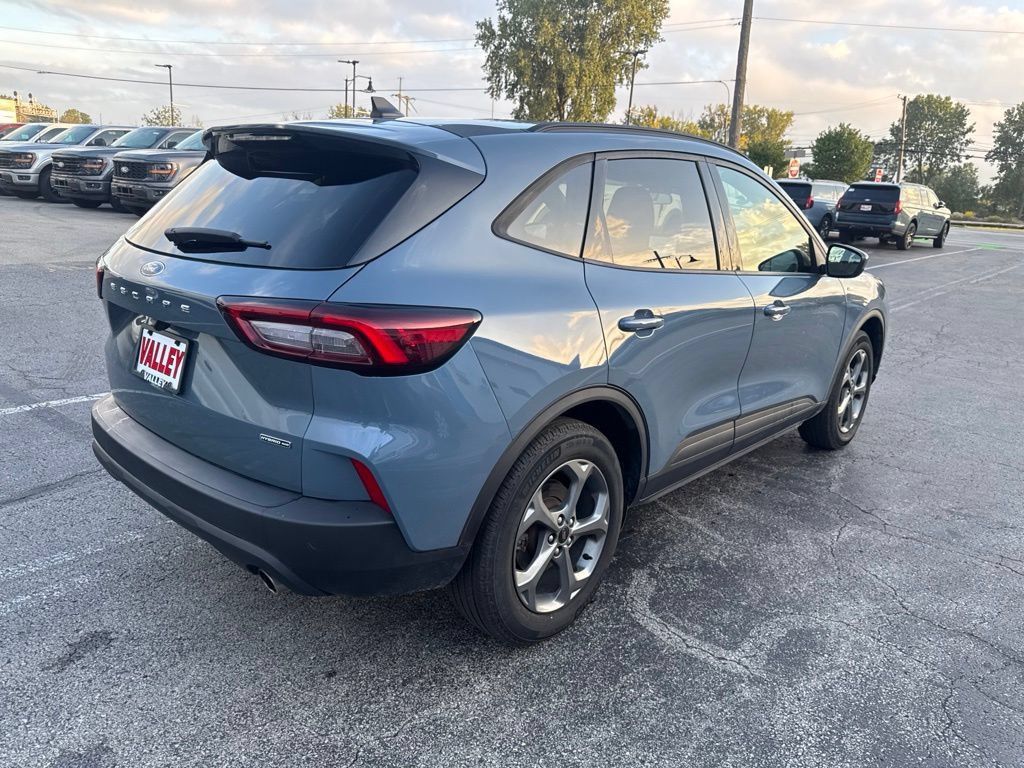 Certified 2025 Ford Escape ST-Line Select AWD/4WD image 3
