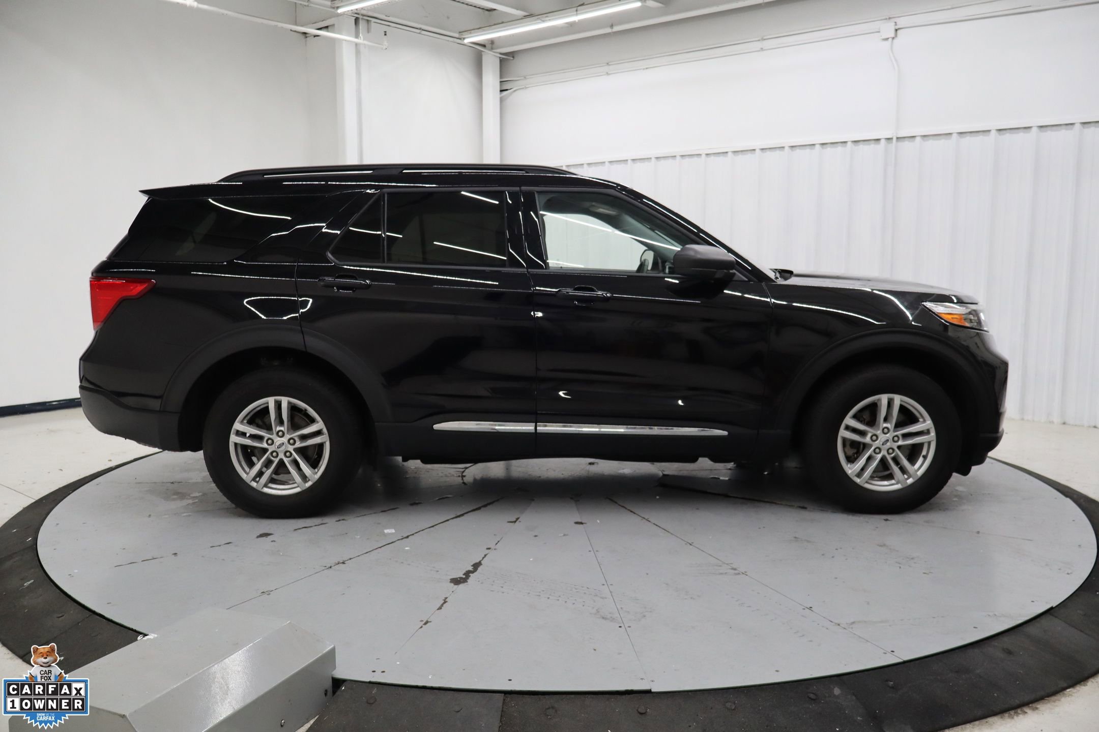 Certified 2023 Ford Explorer XLT w/ Equipment Group 202A AWD/4WD image 2