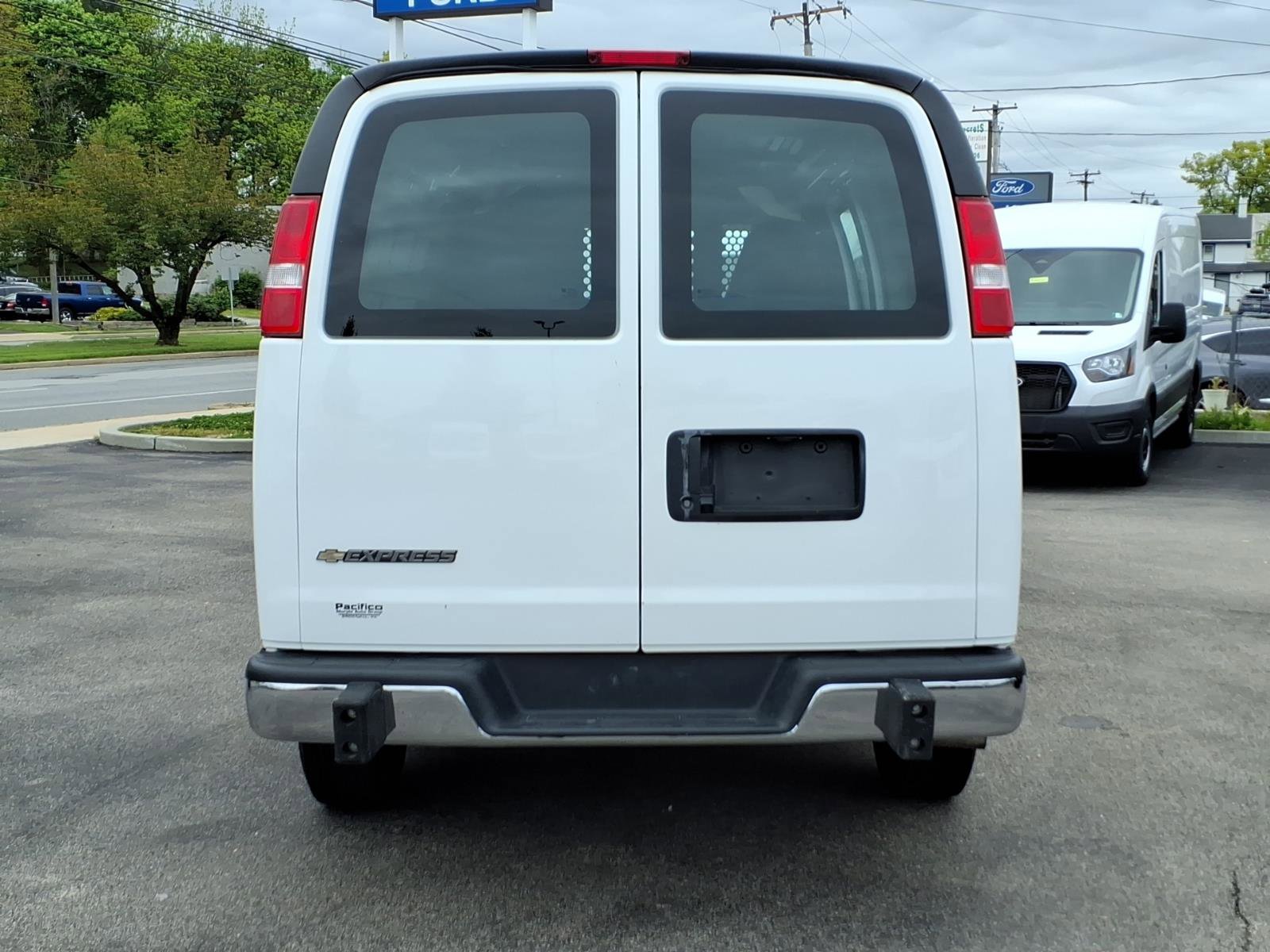 Used 2024 Chevrolet Express 2500 w/ Driver Convenience Package RWD image 4