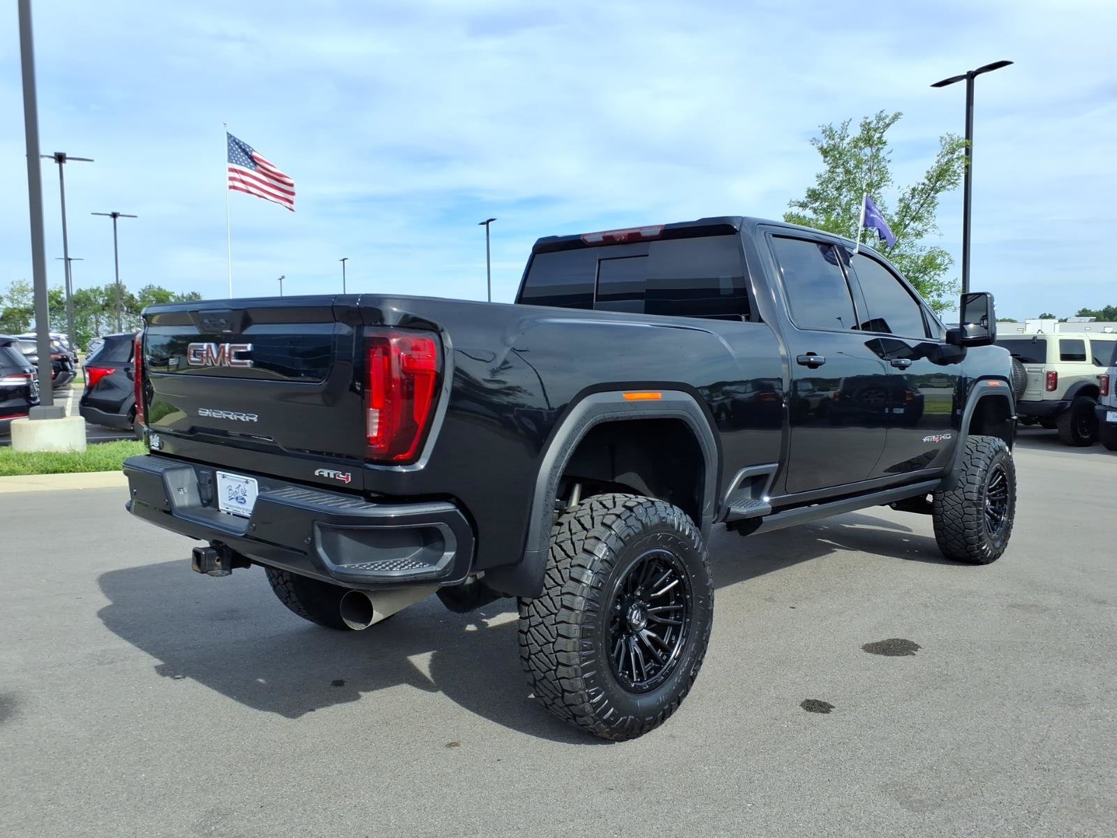 Used 2023 GMC Sierra 2500 AT4 w/ AT4 Premium Plus Package AWD/4WD image 3