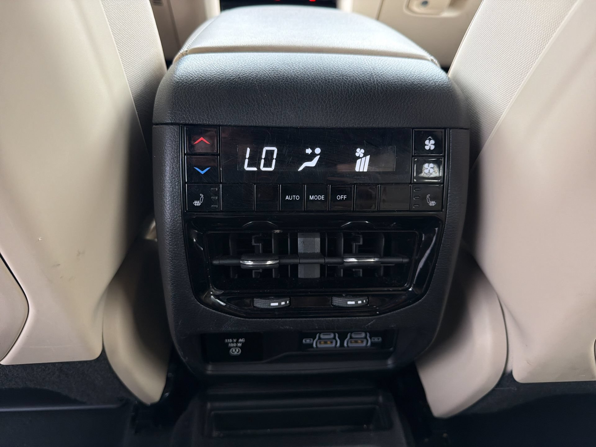 Used 2023 Jeep Grand Cherokee L Limited AWD/4WD image 4