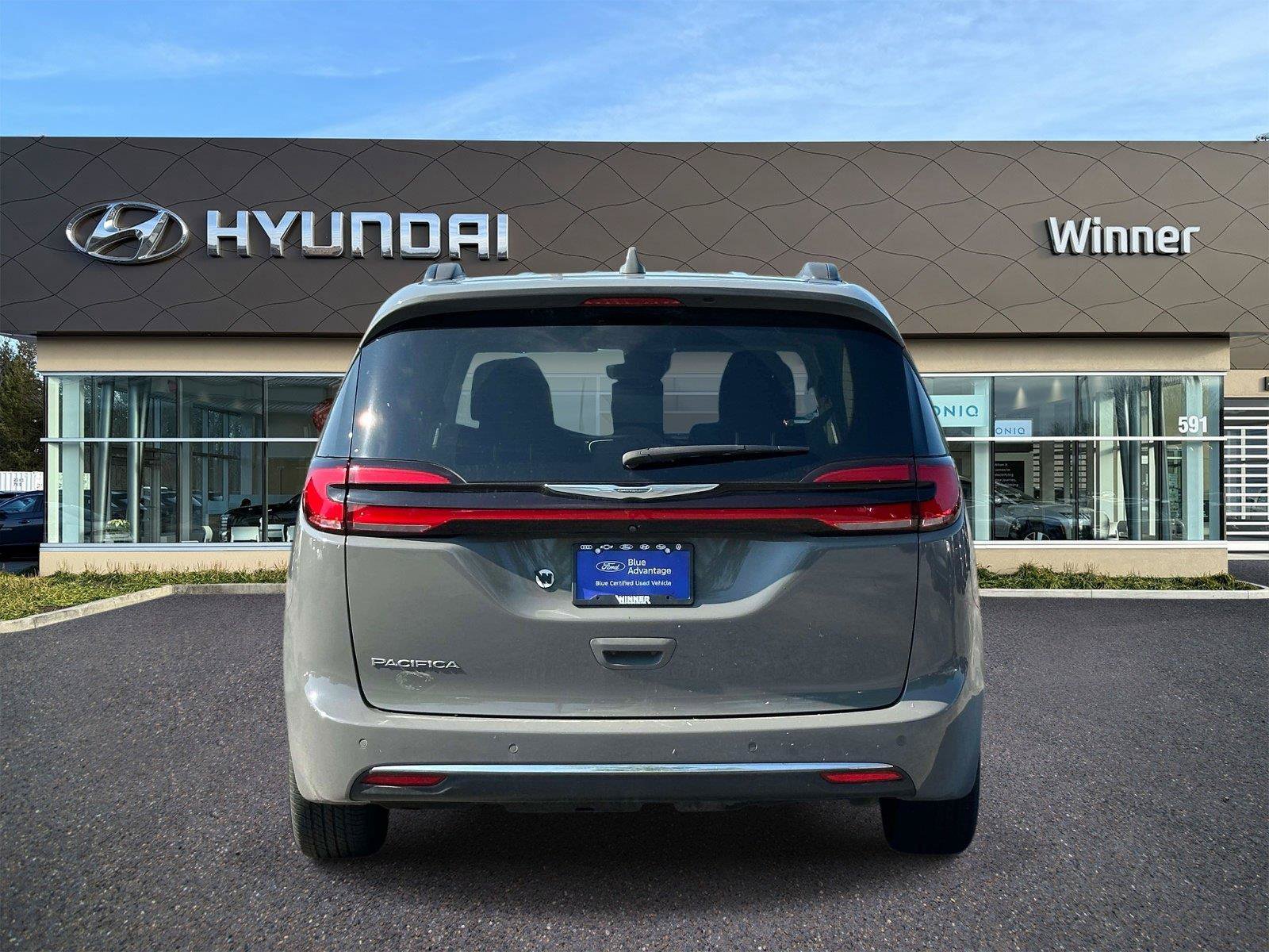 Used 2021 Chrysler Pacifica Touring w/ Cold Weather Group FWD image 3