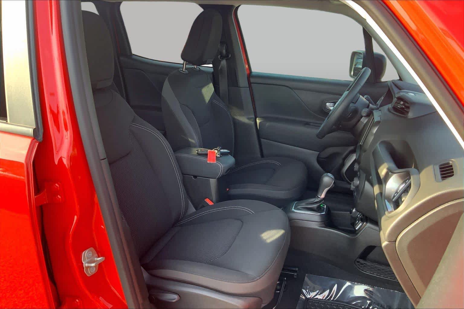 Used 2023 Jeep Renegade Latitude w/ Sun/Sound Group AWD/4WD image 9