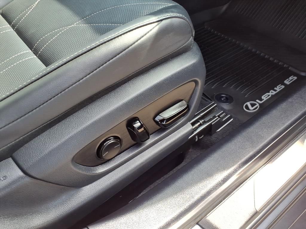 Used 2022 Lexus ES 300h Ultra Luxury w/ Accessory Package 2 image 8