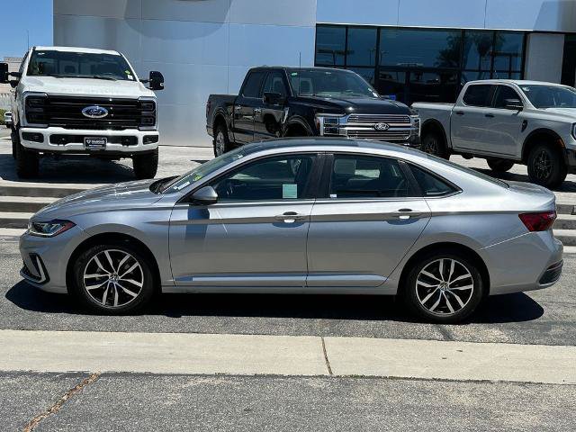 Used 2025 Volkswagen Jetta SE w/ Sunroof Package FWD image 3