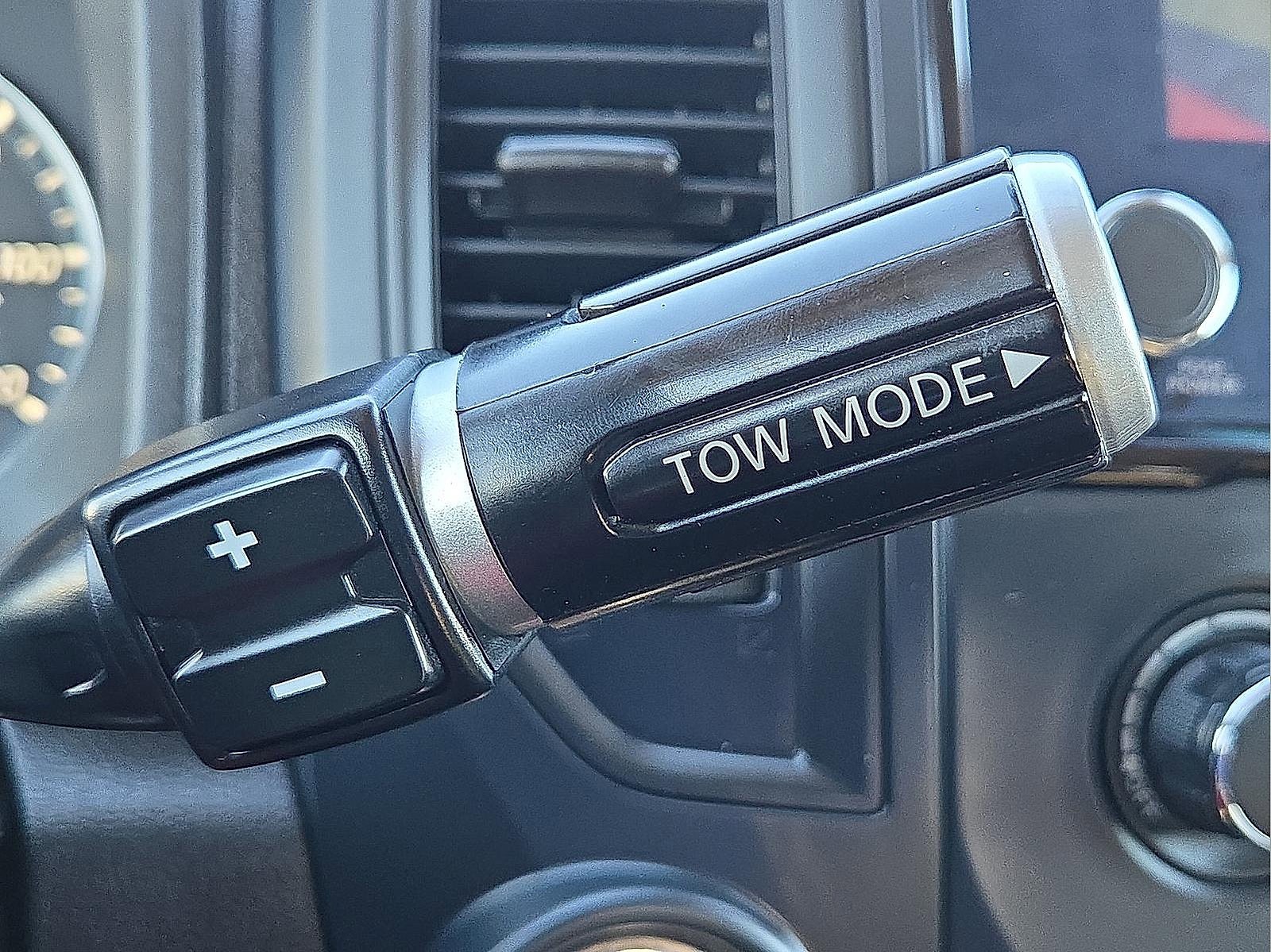 Used 2024 Nissan Titan SV image 22