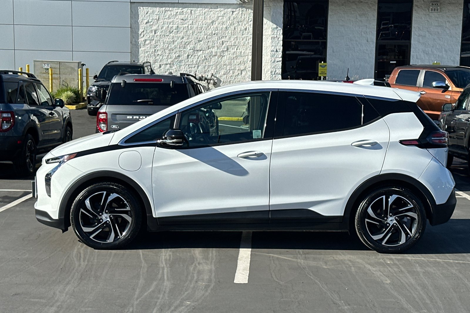 Used 2022 Chevrolet Bolt LT w/ Infotainment Package FWD image 10