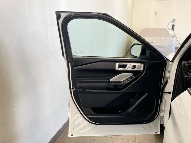 Certified 2023 Ford Explorer Platinum w/ Technology Package AWD/4WD image 15