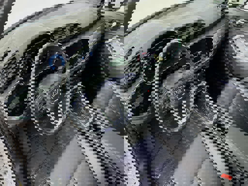 Used 2024 Audi Q3 2.0T Premium image 2