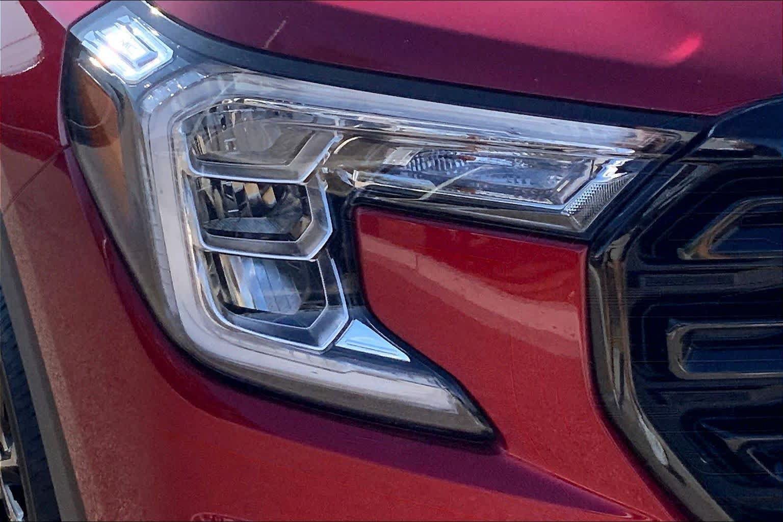 Used 2024 GMC Terrain SLE w/ Driver Convenience Package FWD image 28