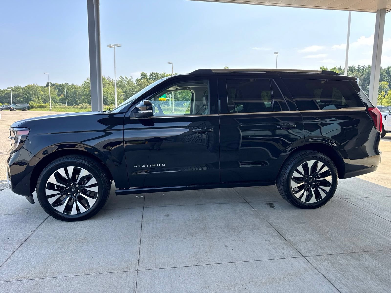 Certified 2025 Ford Expedition Platinum w/ Driver's Package AWD/4WD image 4