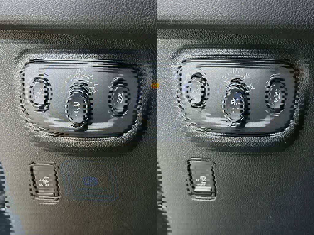 Used 2023 GMC Terrain SLT image 25