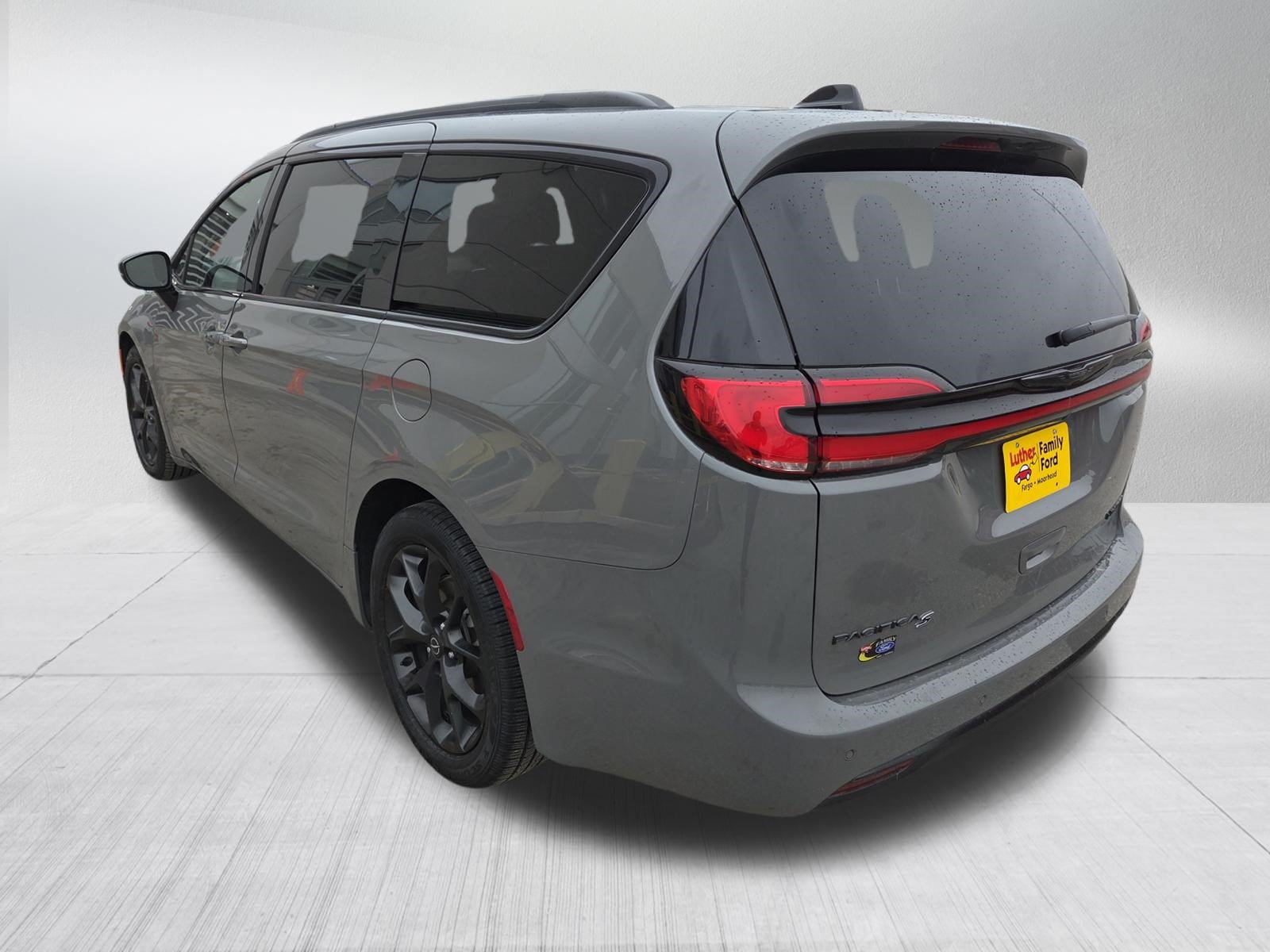 Used 2025 Chrysler Pacifica Limited FWD image 5