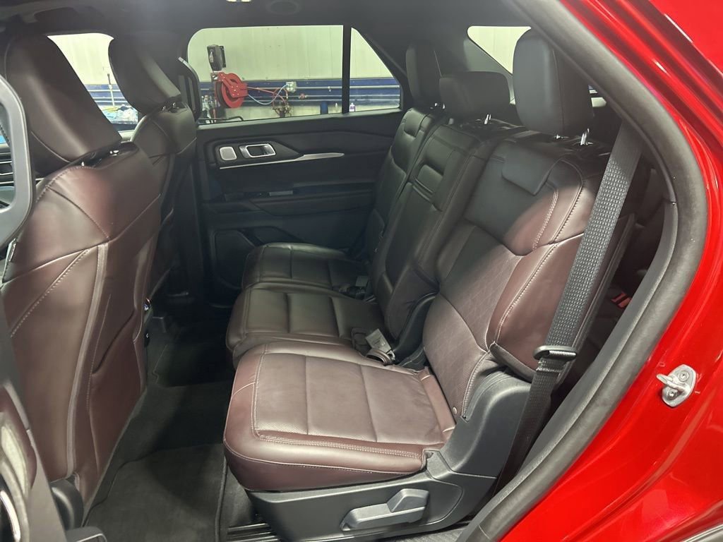 Certified 2025 Ford Explorer Platinum image 11