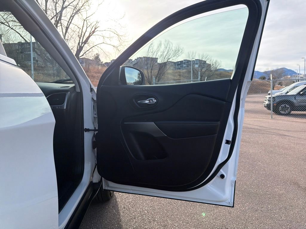 Used 2021 Jeep Cherokee Limited image 28