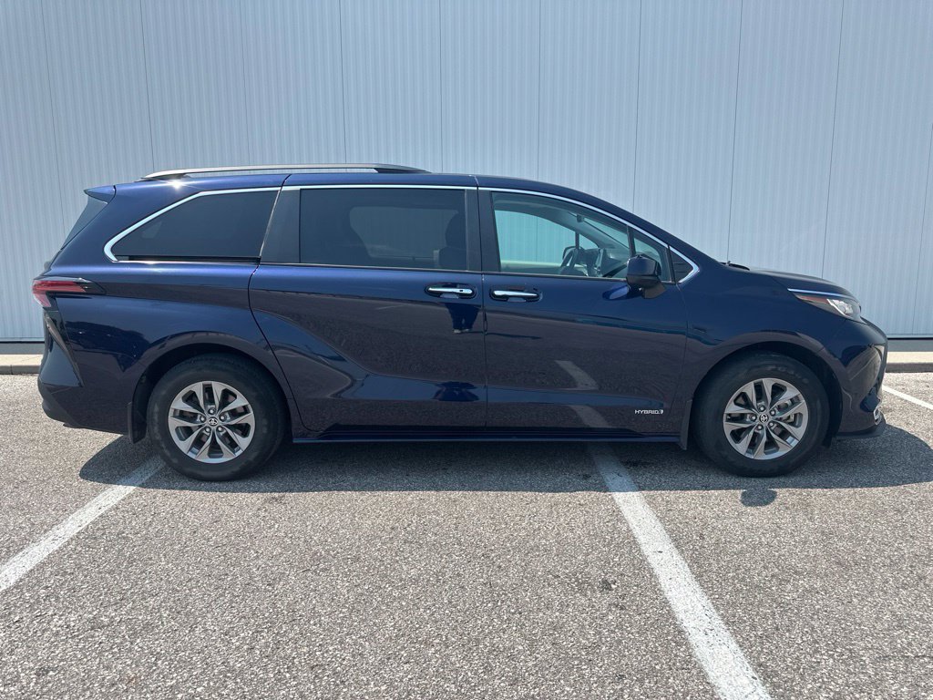Used 2021 Toyota Sienna XLE w/ XLE Plus Package FWD image 9