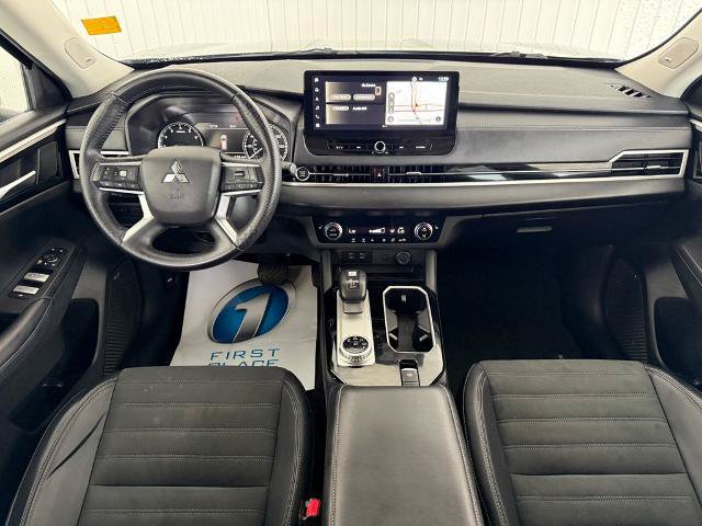 Used 2025 Mitsubishi Outlander SE FWD image 3
