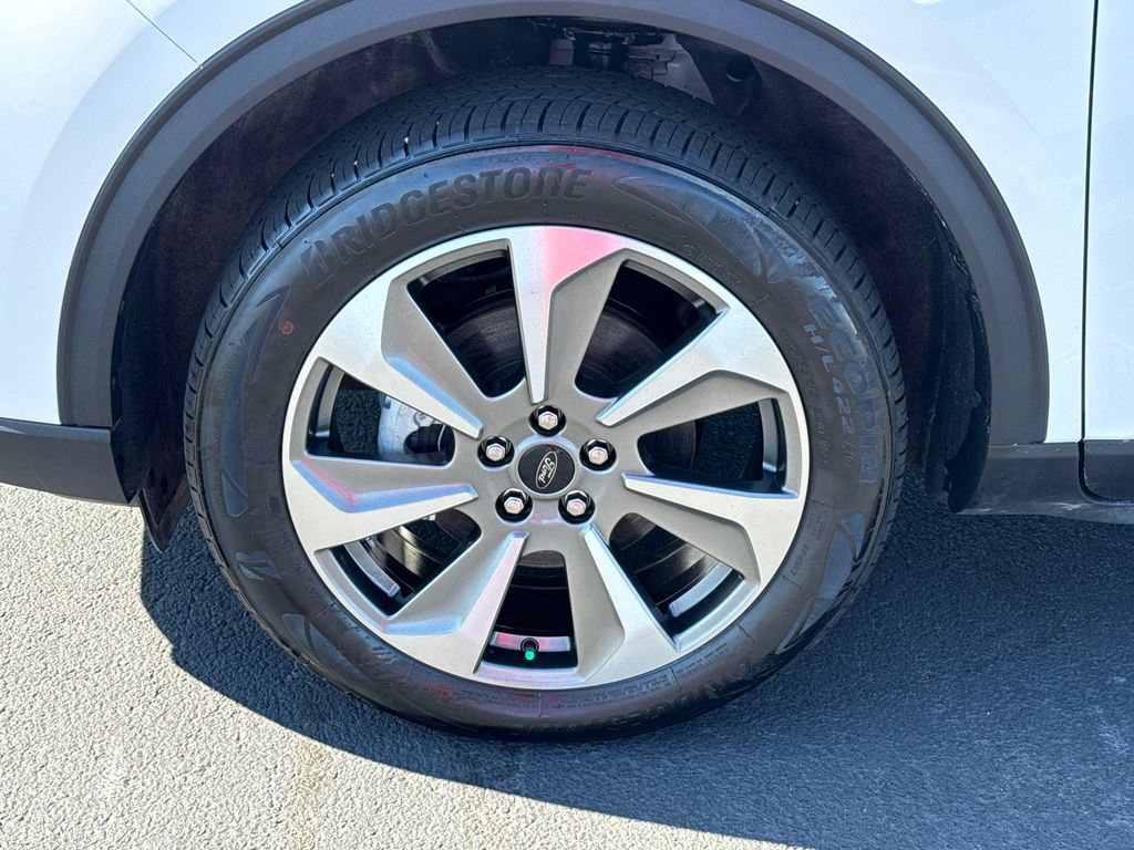 Certified 2025 Ford Escape Platinum w/ Class II Trailer Tow Package image 11