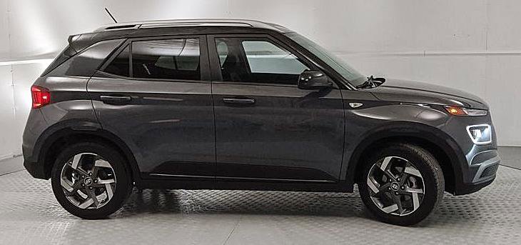 Used 2024 Hyundai Venue Limited image 2